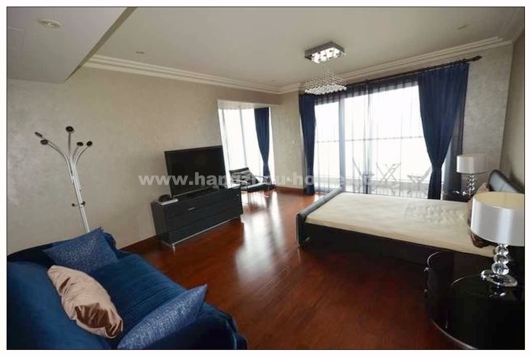 Bedrooms-Master Bedroom