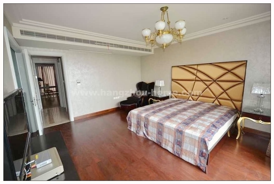 Bedrooms-Master Bedroom