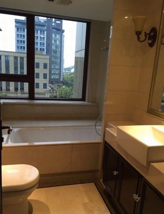 Bathrooms-Master Bathroom
