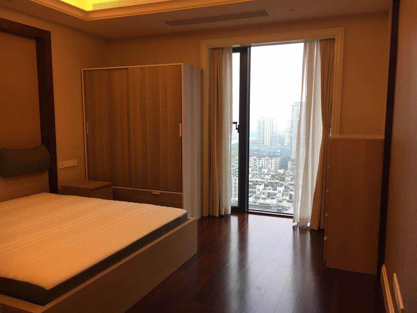 Bedrooms-Master Bedroom