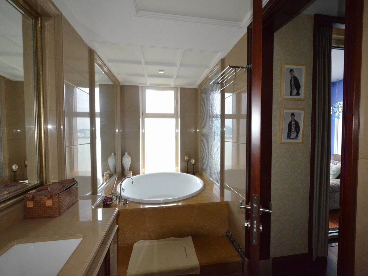 Bathrooms-Master Bathroom