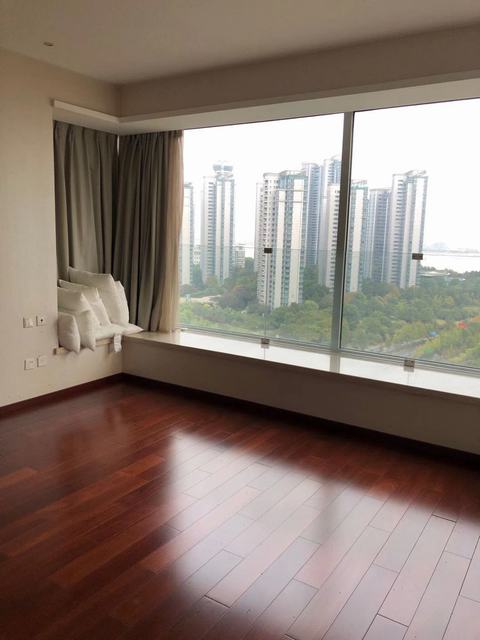 Bedrooms-Master Bedroom