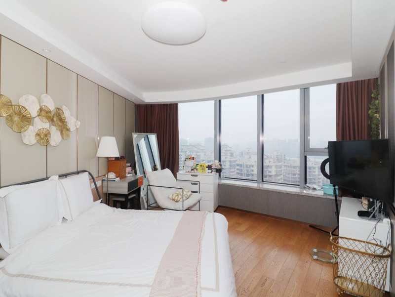 Bedrooms-Master Bedroom